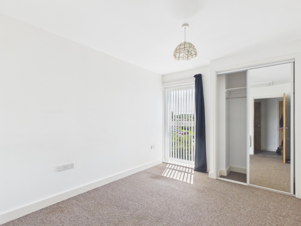 Lot: 85 - MODERN TWO-BEDROOM SECOND FLOOR APARTMENT WITH PARKING - Double bedroom